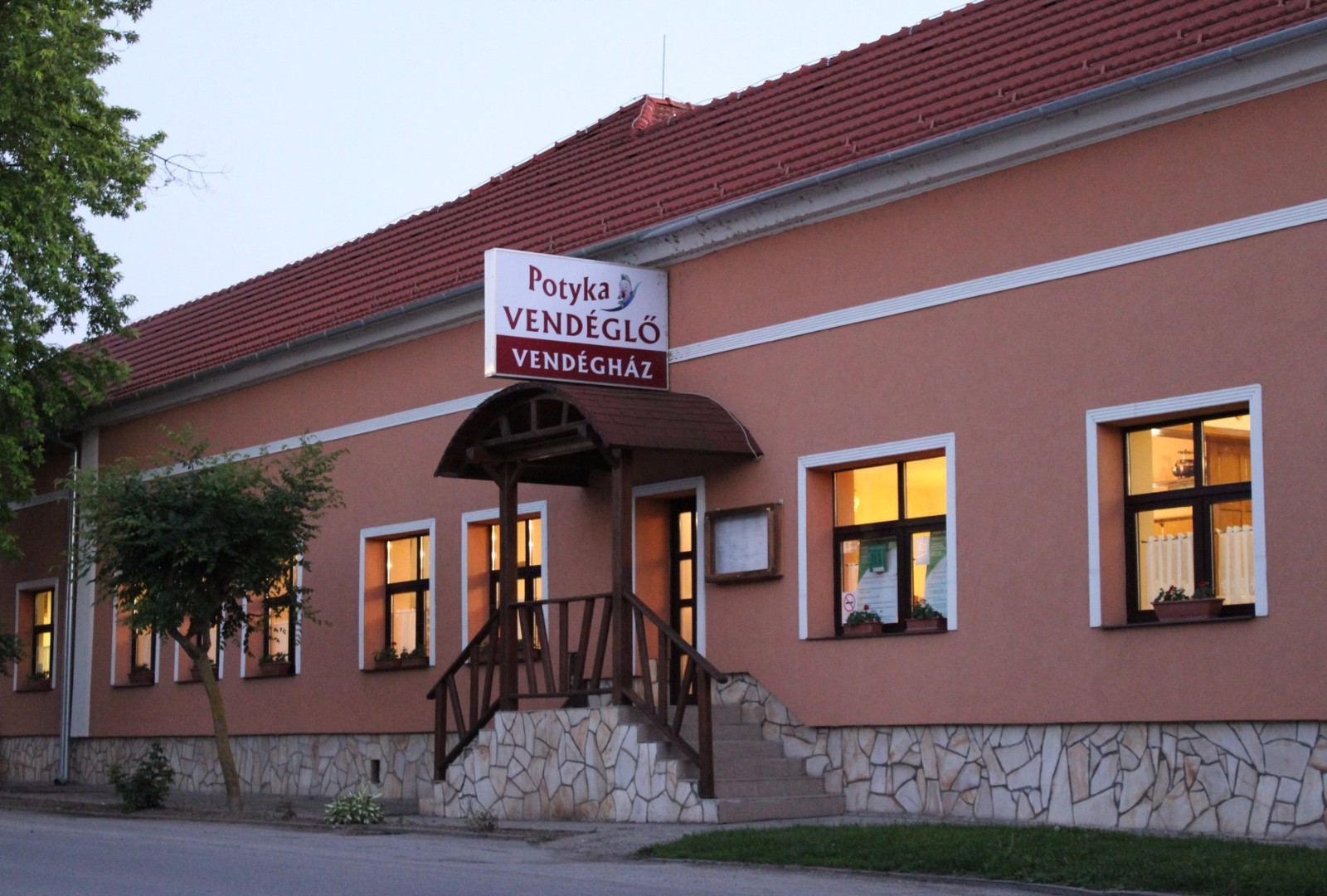 Vendéglőnk és vendégházunk Pellérden, a főút mellett található, Pécstől 10km-re